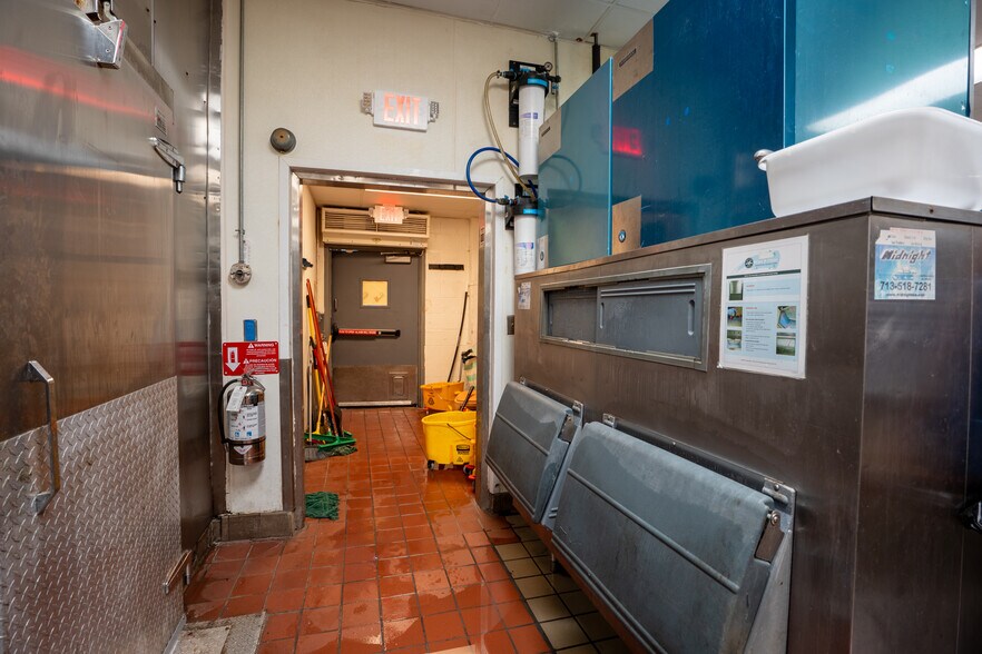 More Photos Of 4002 Spencer Hwy, Pasadena Restaurant For Lease