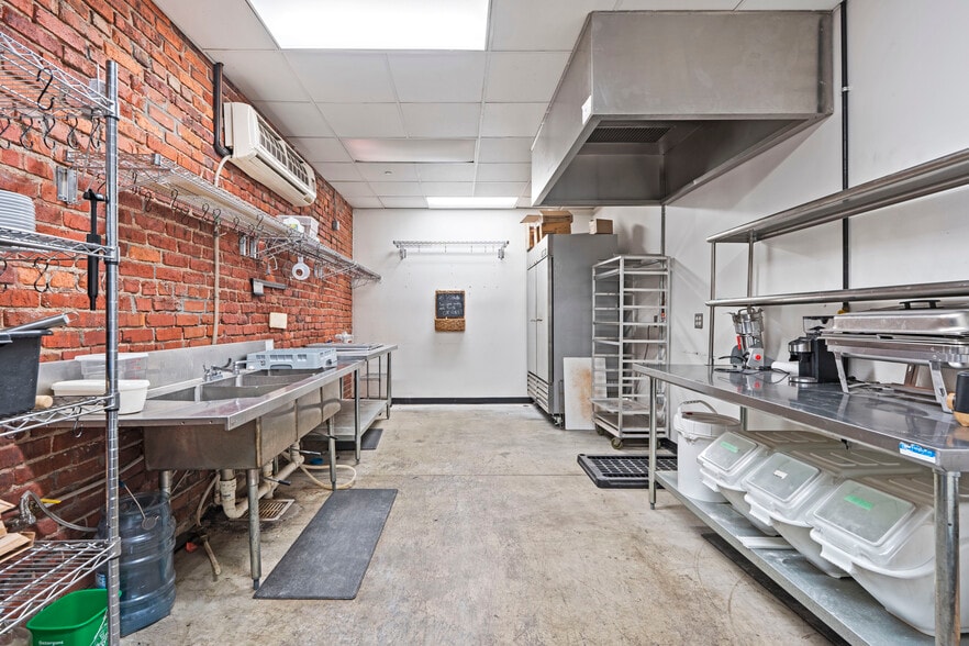 More Photos Of 1814 Oak St, Kansas City General Retail For Lease