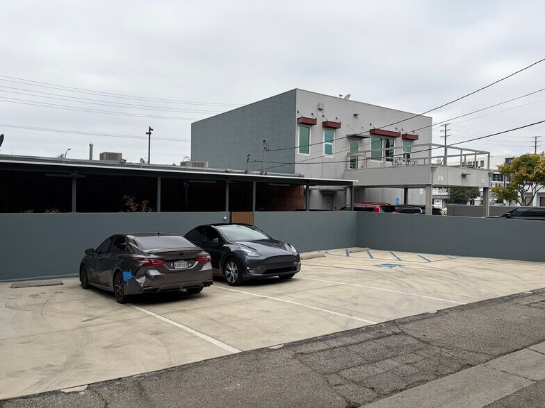 More Photos Of 2558 Overland Ave, Los Angeles Office For Lease