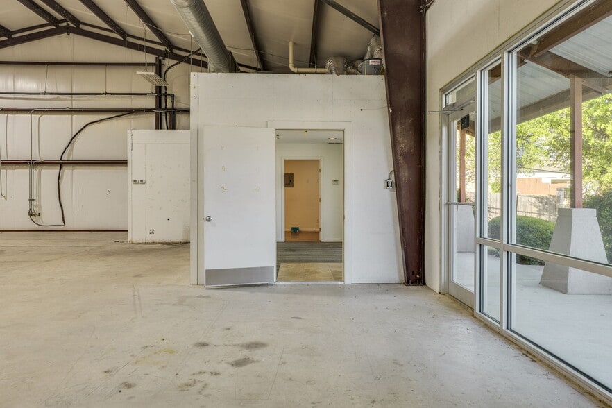 More Photos Of 2105 Ranch Road 620 S, Lakeway Storefront For Lease