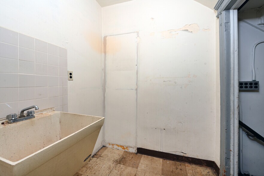 More Photos Of 507 32nd St, Union City Storefront Retail Office For Sale