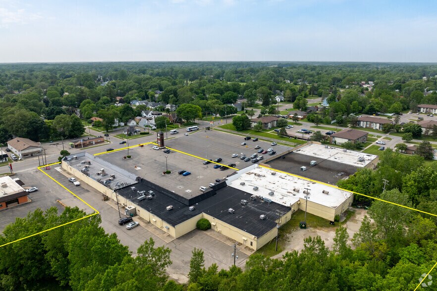 More Photos Of 11956-11972 N Saginaw St, Mount Morris General Retail For Lease