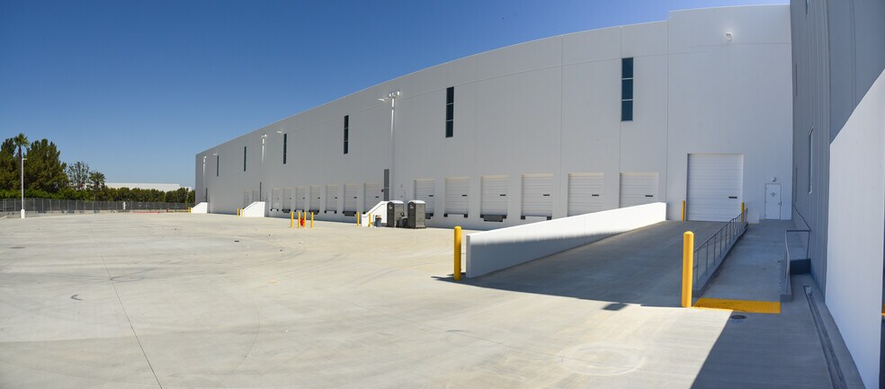 More Photos Of 17451 Von Karman Ave, Irvine Warehouse For Lease