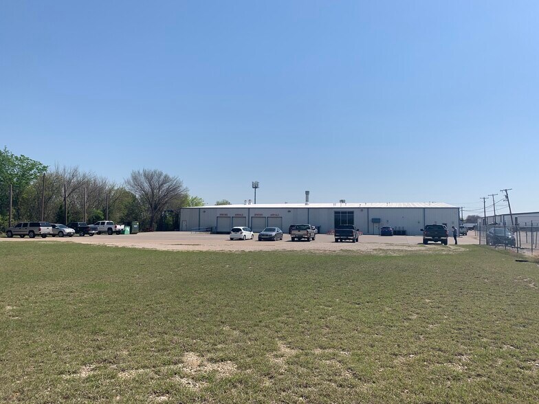 More Photos Of 919 W Mayfield Rd, Arlington Warehouse For Lease