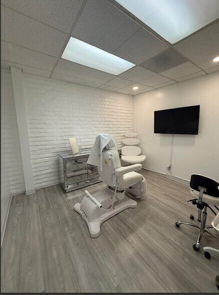 More Photos Of 881 Dover Dr, Newport Beach Medical For Lease