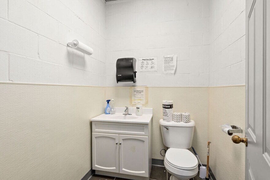 More Photos Of 2000 Ashley Rd, Morris Manufacturing For Sale