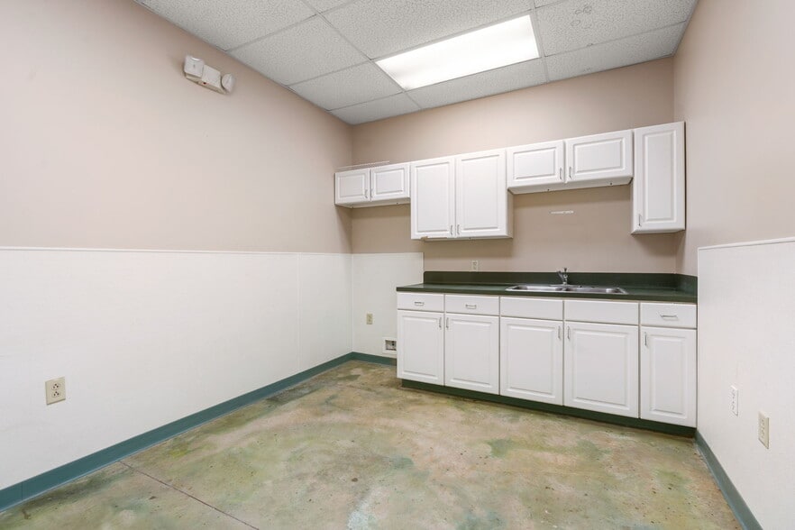 More Photos Of 2200 Sciaaca Rd, Spring Office For Sale