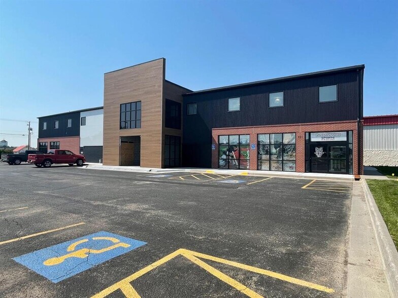 Primary Photo Of 221 W 44th St, Kearney Showroom For Lease