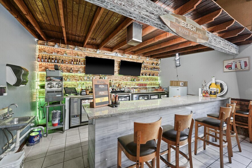 More Photos Of 918 W Plantation Dr, Clute Restaurant For Sale
