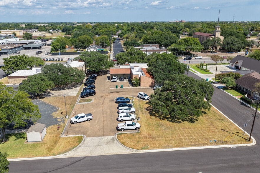More Photos Of 2501 N Navarro St, Victoria Medical For Sale