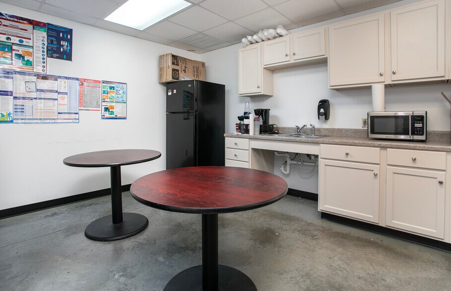 More Photos Of 4285 Hwy 31 W, Tyler Showroom For Lease