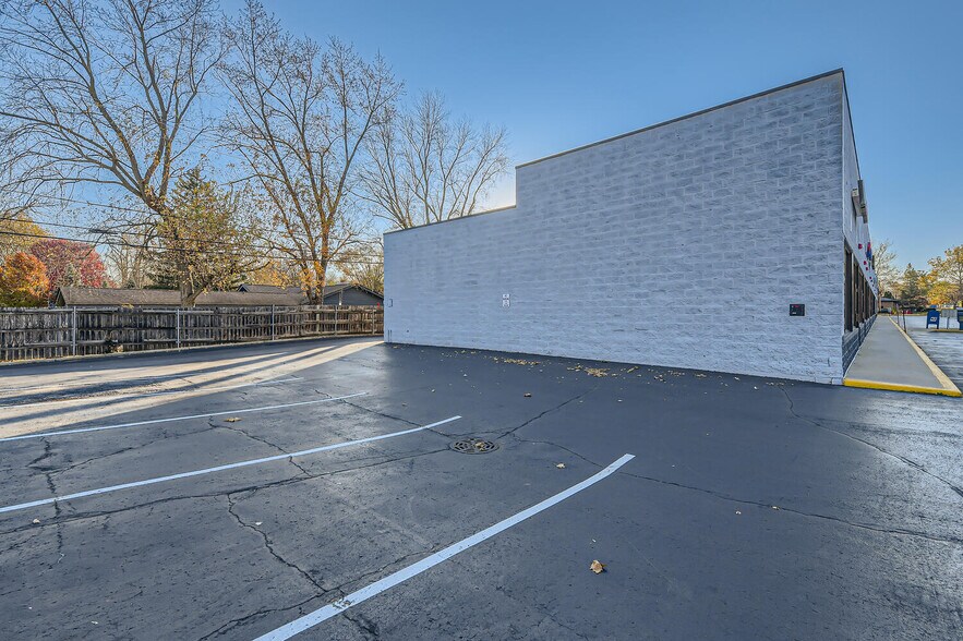 More Photos Of 1201-1231 S Main St, Algonquin Unknown For Lease