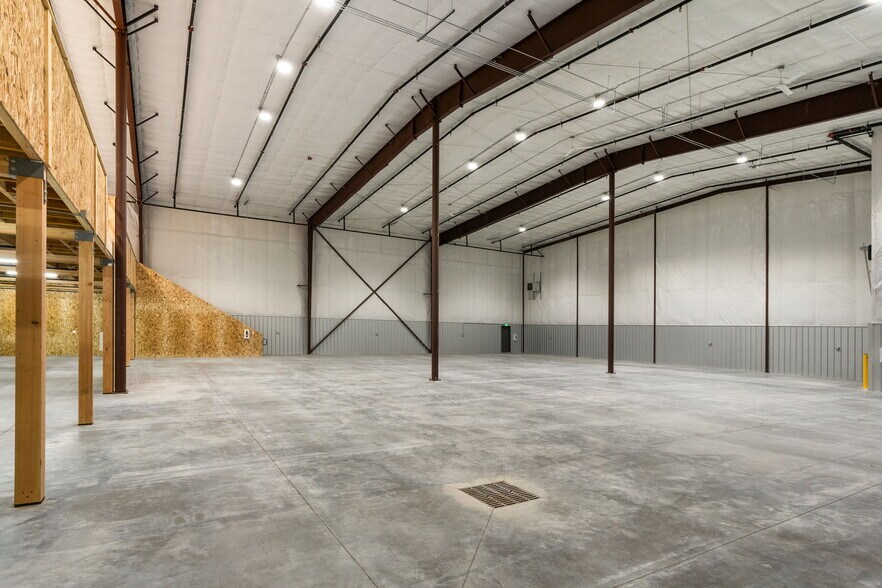 More Photos Of 880 Nicole st, Helena Distribution For Lease