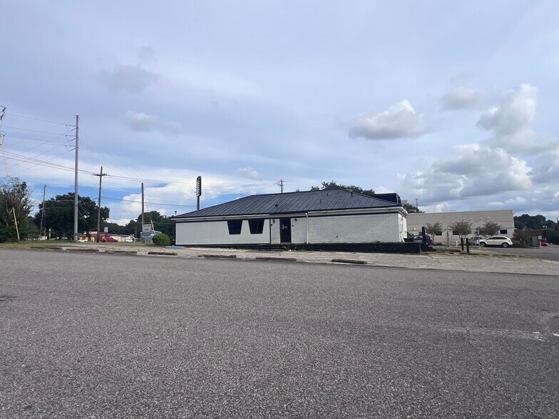More Photos Of 3450 Demetropolis Rd, Mobile Restaurant For Sale