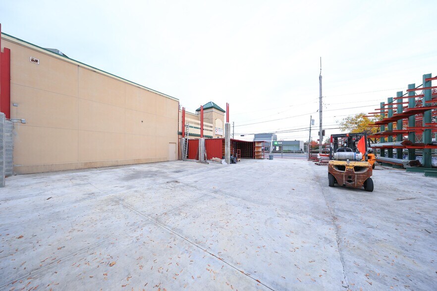 More Photos Of 1525 Hylan Blvd, Staten Island General Retail For Lease