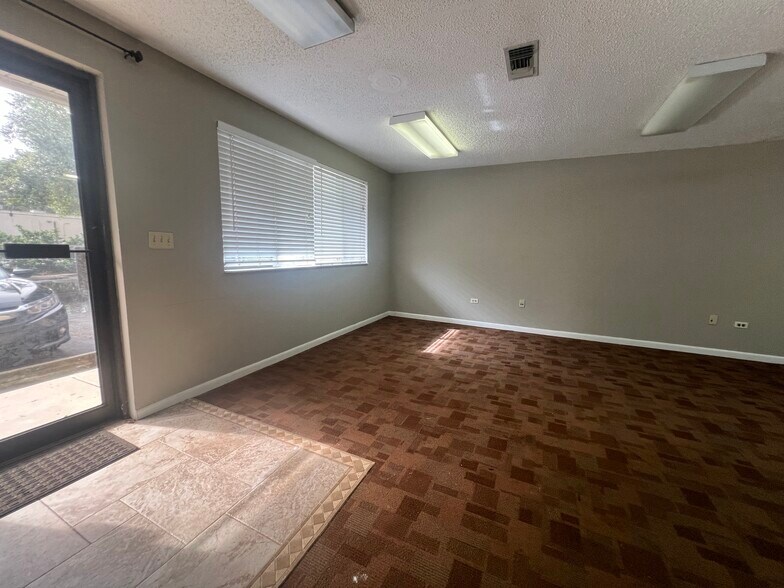 More Photos Of 2426 Mayport Rd, Jacksonville Showroom For Lease