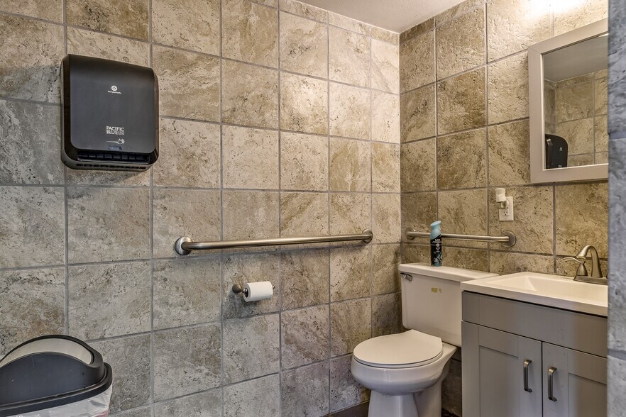 More Photos Of 415 N 3rd St, Rockford Light Distribution For Lease