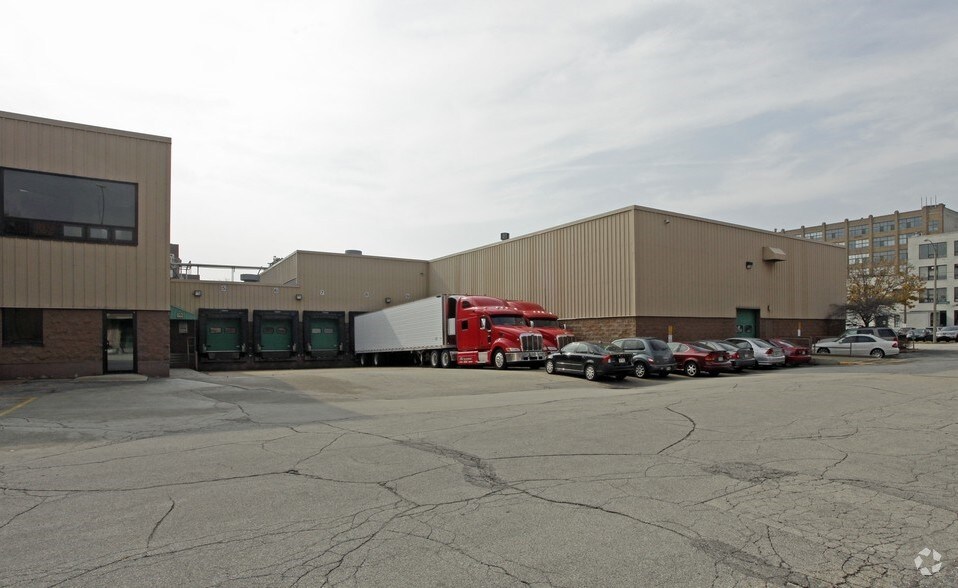 More Photos Of 300 N Jefferson St, Milwaukee Warehouse For Lease