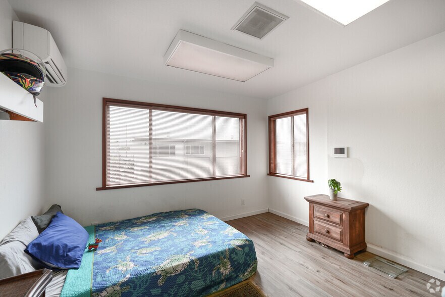 More Photos Of 4355 Lawehana St, Honolulu Industrial For Sale