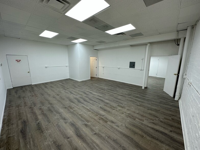 More Photos Of 135 N Victory Blvd, Burbank Light Distribution For Lease