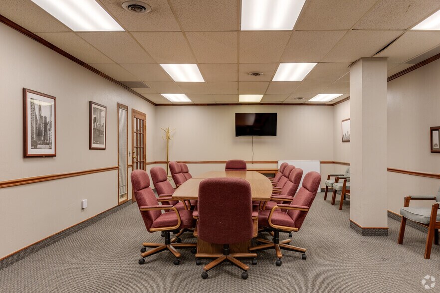 More Photos Of 2525 NW Expressway St, Oklahoma City Office For Lease