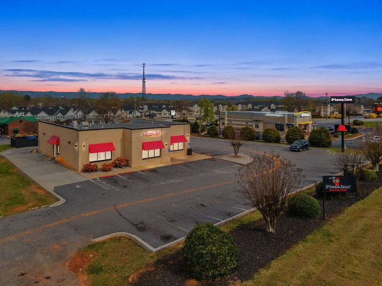 More Photos Of 515 Roe Center Ct, Travelers Rest Restaurant For Lease