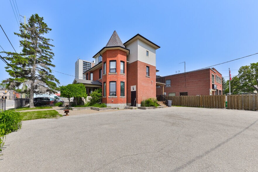 More Photos Of 15 Mississauga Rd S, Mississauga Office For Lease