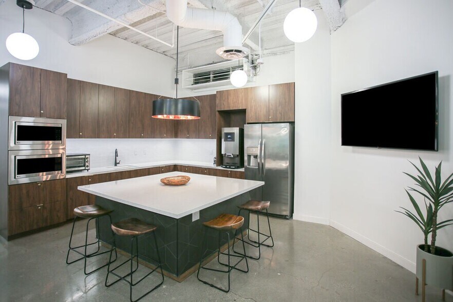 More Photos Of 21550 Oxnard St, Woodland Hills Office For Lease