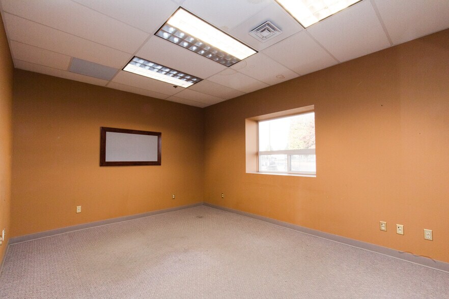 More Photos Of 1215 W Poplar St, Walla Walla Distribution For Lease