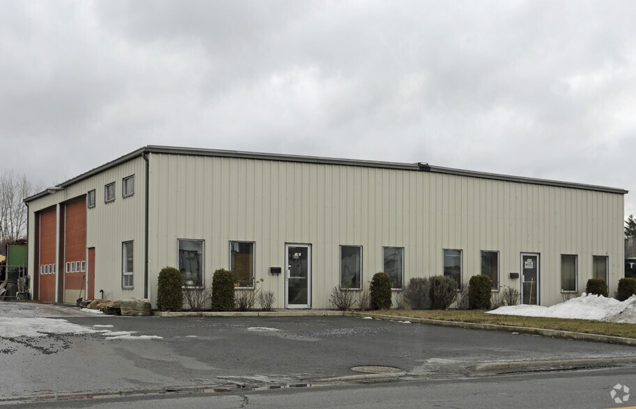 More Photos Of 2057-2059 Boul Industriel, Chambly Service For Sale