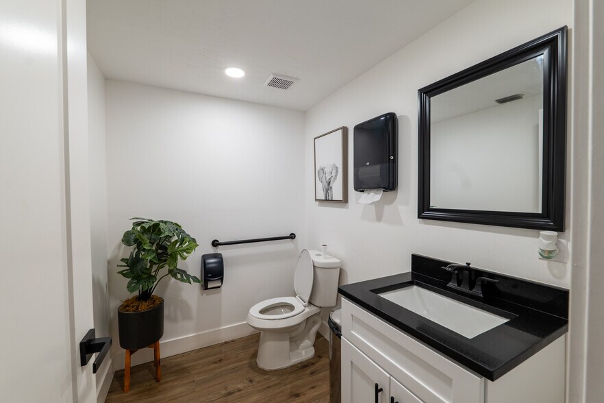 More Photos Of 3616 Broadway Ave, Fort Myers Medical For Sale