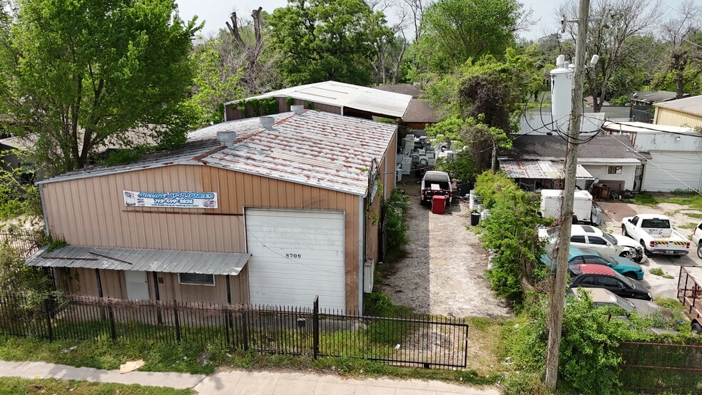 More Photos Of 8709 Irvington Blvd, Houston Warehouse For Sale