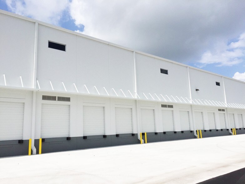 More Photos Of 15002 NW 107th Ave, Hialeah Gardens Distribution For Lease