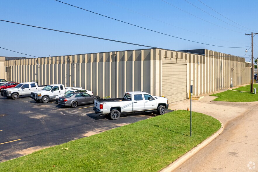 More Photos Of 4917 SW 7th St, Oklahoma City Warehouse For Lease