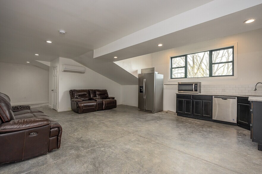 More Photos Of 1 Ten Eyck St, Stony Point General Retail For Sale