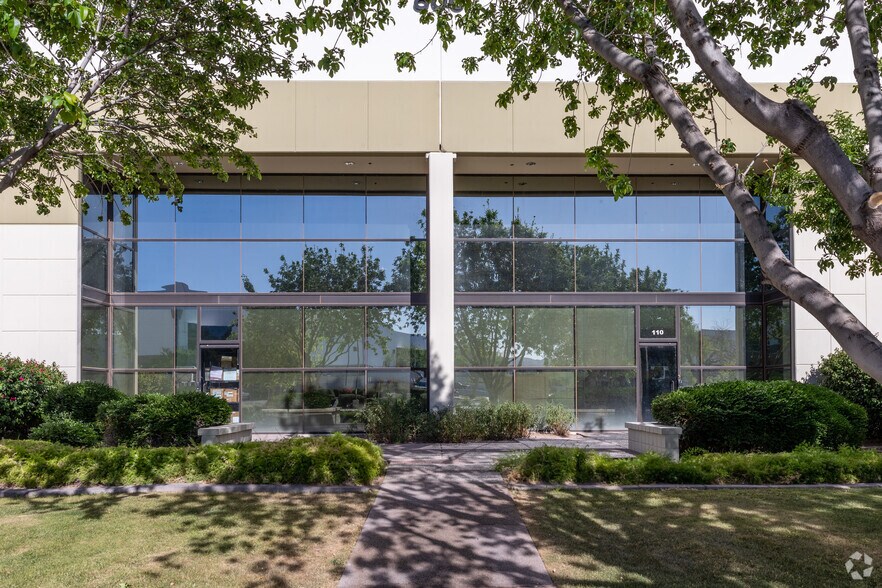 More Photos Of 800 W Carver Rd, Tempe Warehouse For Lease