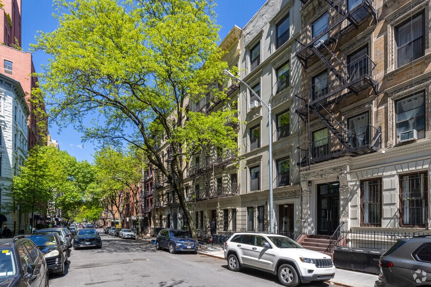 More Photos Of 165 W 80th St, New York Apartments For Lease