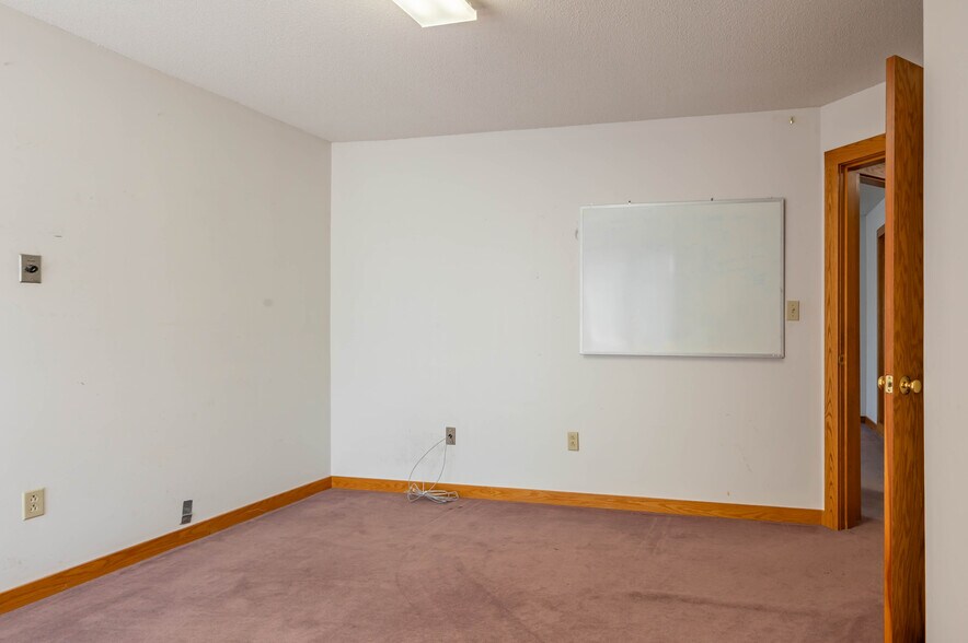 More Photos Of 74 Northeastern Blvd, Nashua Medical For Sale