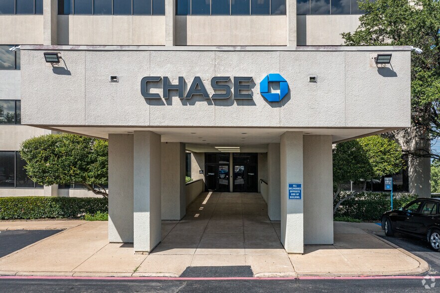 More Photos Of 2001 Beach St, Fort Worth Office For Lease