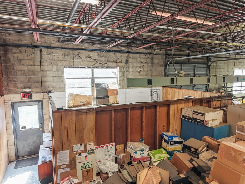 More Photos Of 55 Poplar St, Stamford Light Distribution For Sale