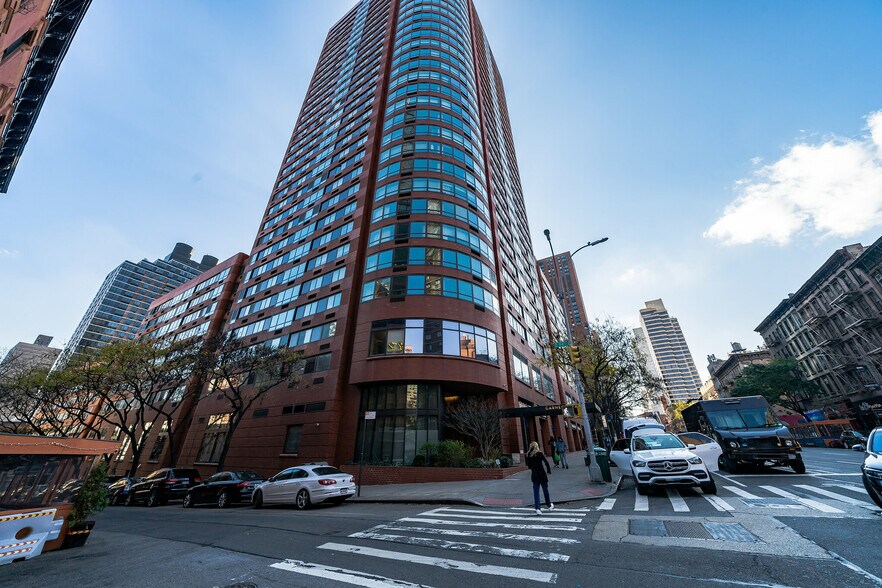 More Photos Of 1675 3rd Ave, New York Apartments For Lease