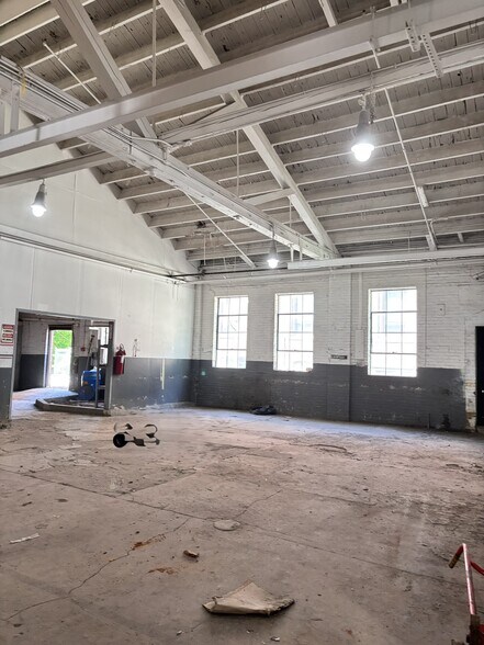 More Photos Of 30 Lenox St, New Haven Warehouse For Lease