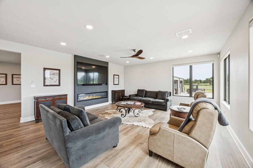 More Photos Of 863 Vz County 1508 rd, Van Airplane Hangar For Sale