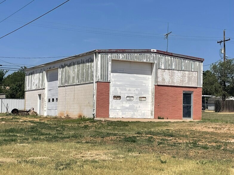 More Photos Of 504 SW 2nd St, Dimmitt Warehouse For Sale