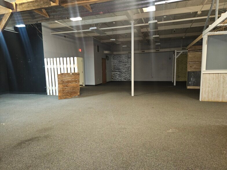More Photos Of 952 Bragg Blvd, Fayetteville Flex For Sale