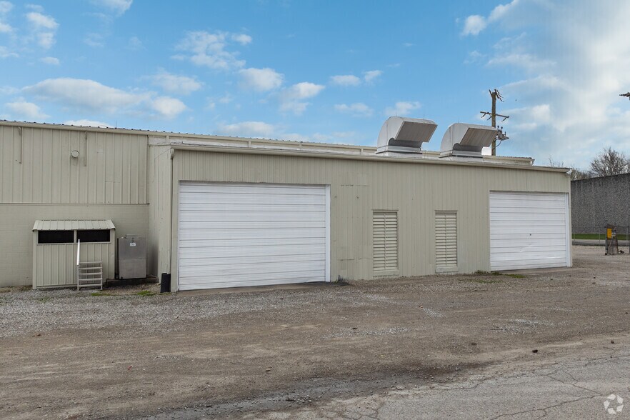 More Photos Of 1701 W County Line Rd, Springfield Manufacturing For Lease