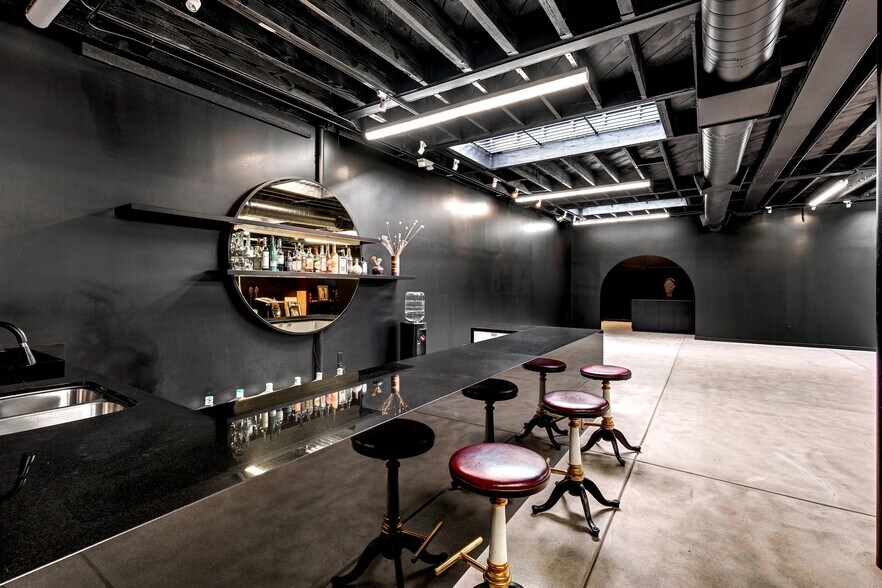 More Photos Of 3717 W Jefferson Blvd, Los Angeles Showroom For Lease