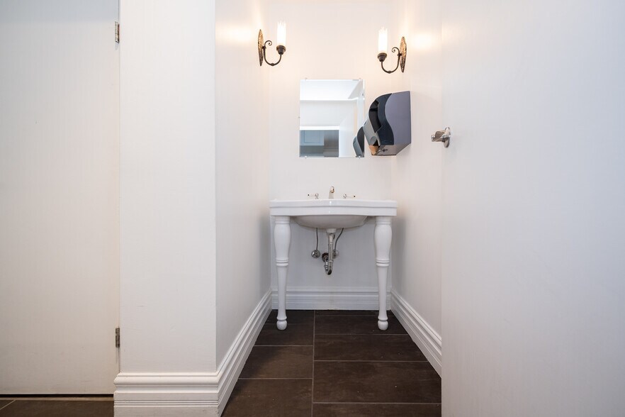 More Photos Of 1583 Rue Saint-Hubert, Montréal Storefront Retail Office For Sale