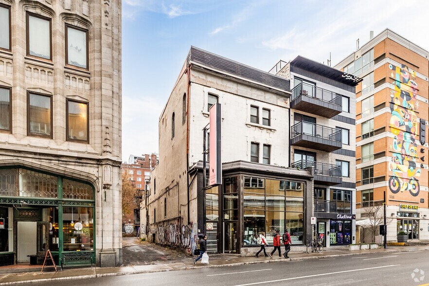 Primary Photo Of 3422-3424 Av Du Parc, Montréal Restaurant For Sale