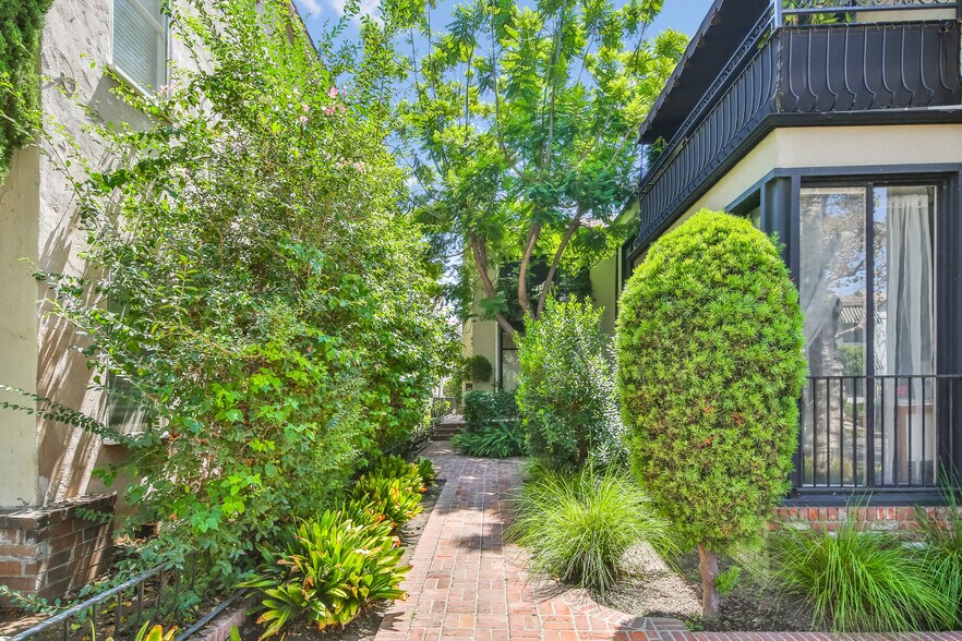 More Photos Of 9936 Robbins Dr, Beverly Hills Apartments For Sale